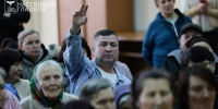 Вячеслав Гладков заехал в ПВР с жителями приграничья в Старом Осколе - Сетевое издание Победа 31