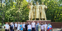 05.08.2025 коллектив Яковлевского районного суда и мировых судей Яковлевского района принял участие в возложении цветов к памятнику «Братская могила советских воинов, погибших в боях с фашистскими захватчиками в 1943 году» в г. Строитель - Яковлевский районный суд